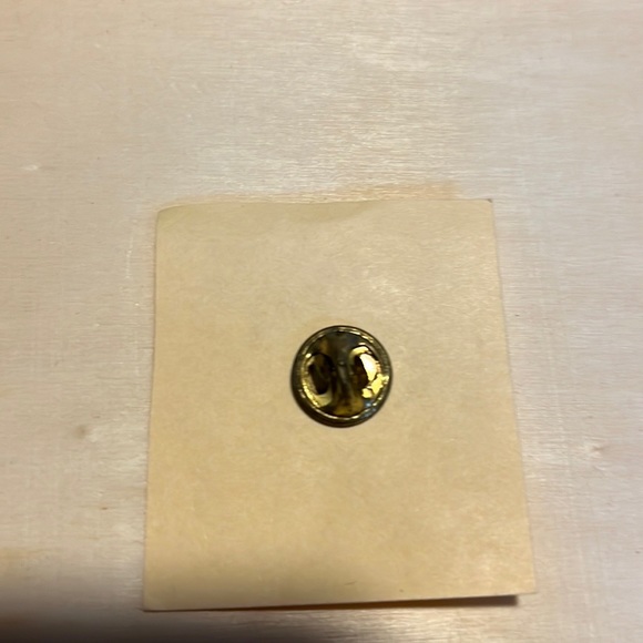 2/$10 Vintage manitoba , Canada  province enamel pin - Picture 3 of 4